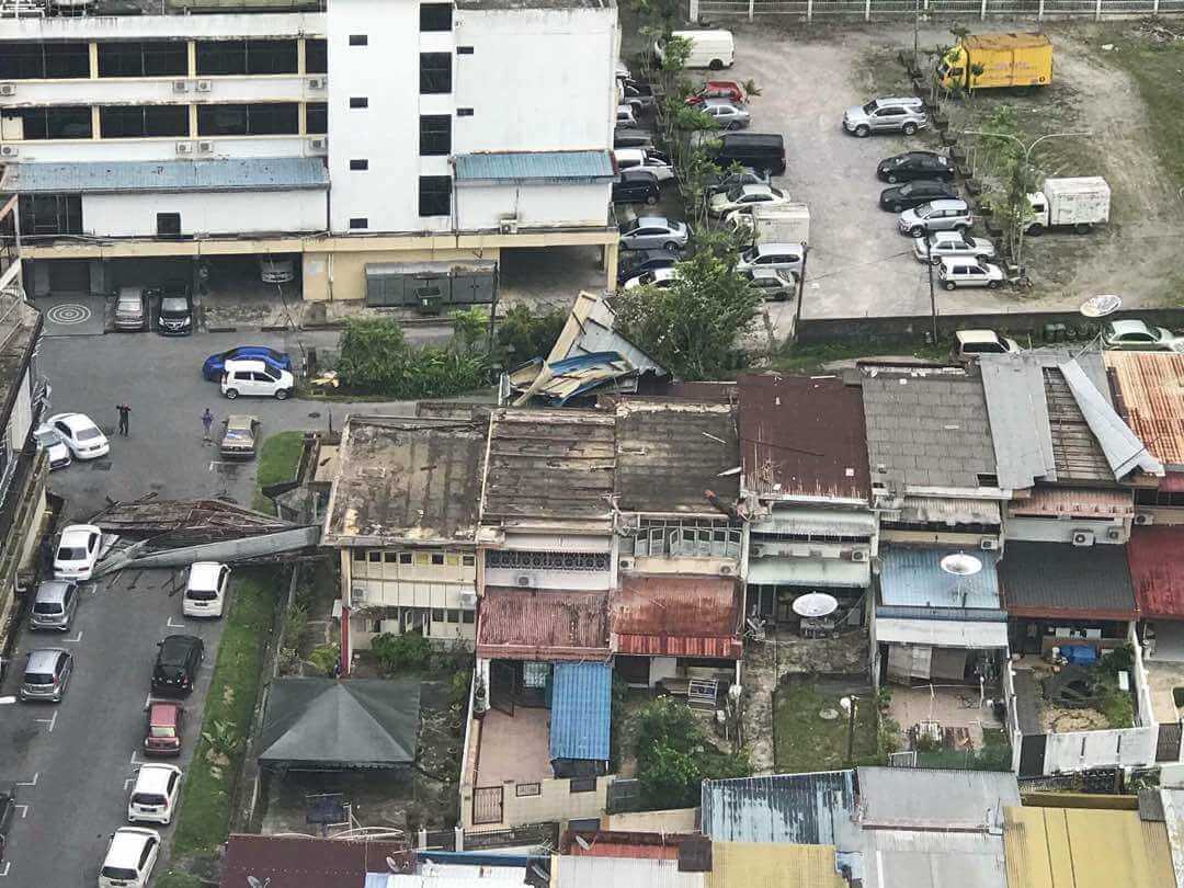 Angin Kencang Akibatkan Banyak Pokok Tumbang Di Kuching, Juga Rosakkan Kawasan Dalam Pembinaan