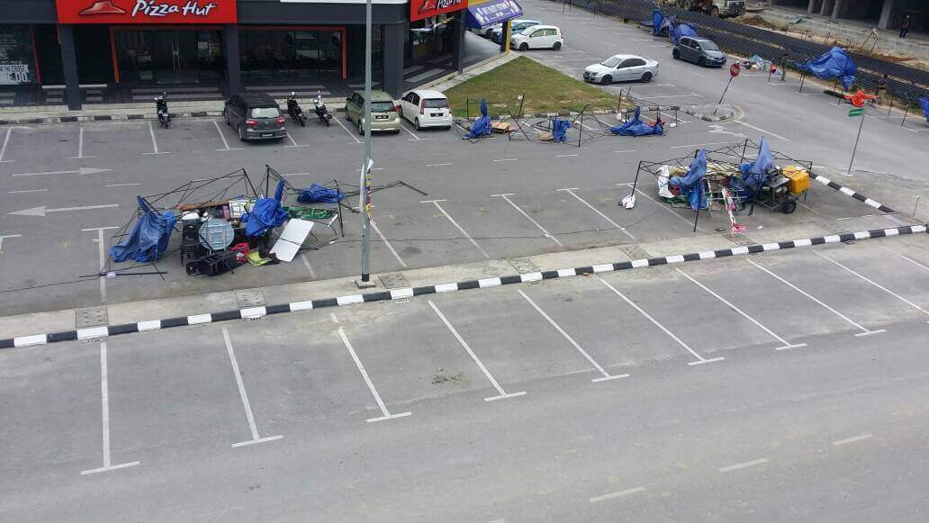 Angin Kencang Akibatkan Banyak Pokok Tumbang Di Kuching, Juga Rosakkan Kawasan Dalam Pembinaan