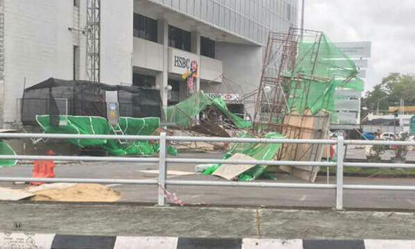 Angin Kencang Akibatkan Banyak Pokok Tumbang Di Kuching, Juga Rosakkan Kawasan Dalam Pembinaan