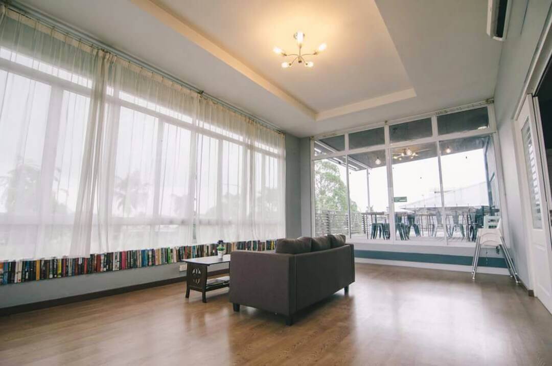 Le Parlour Cafe Studio, Kafe Untuk Pencinta Buku Di Kuching