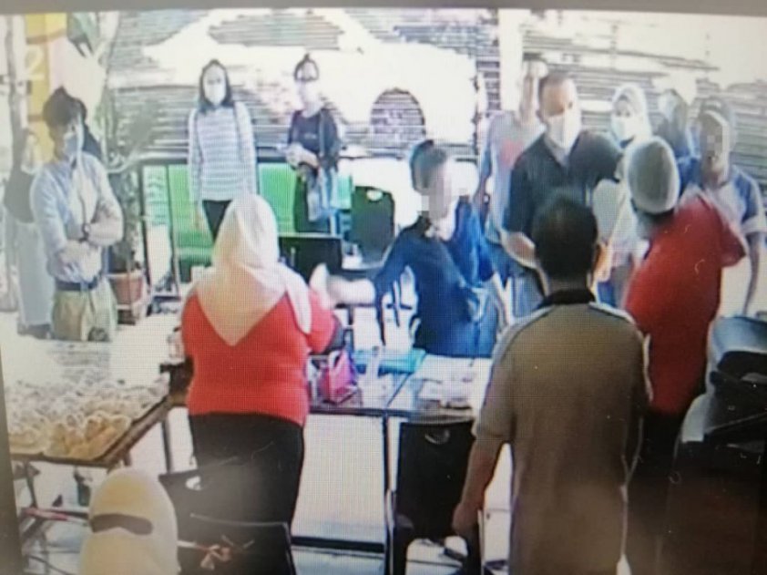 Pekerja Di Kuching Ditampar Pelanggan Kerana Disuruh Memakai Pelitup Muka