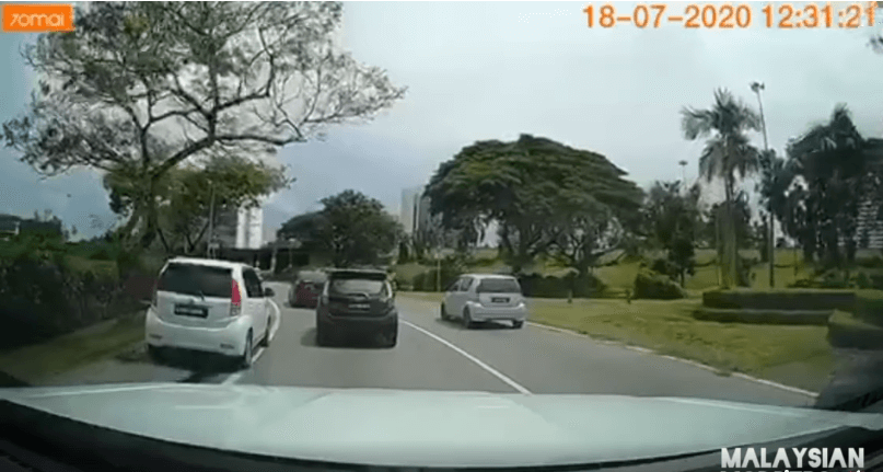 Myvi Buat Hal Lagi, Redah Laluan Pejalan Kaki Untuk Memotong Di Kuching