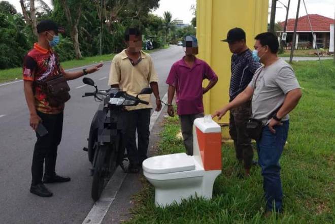 Jual Semula Mangkuk Tandas Yang Dicuri Di Facebook, 2 Lelaki Ini Diberkas Polis