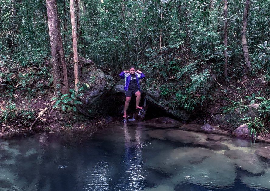 Blue Pool Permai, Kolam Kebiruan Di Tengah Hutan Santubong