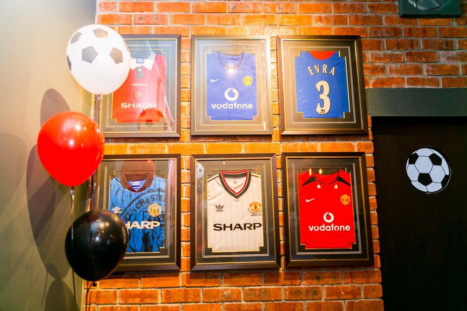 Satu Kedai Gambar Manchester United, Bar Sukan Ini Jadi Port Tonton Bola Terbaru Di Kuching