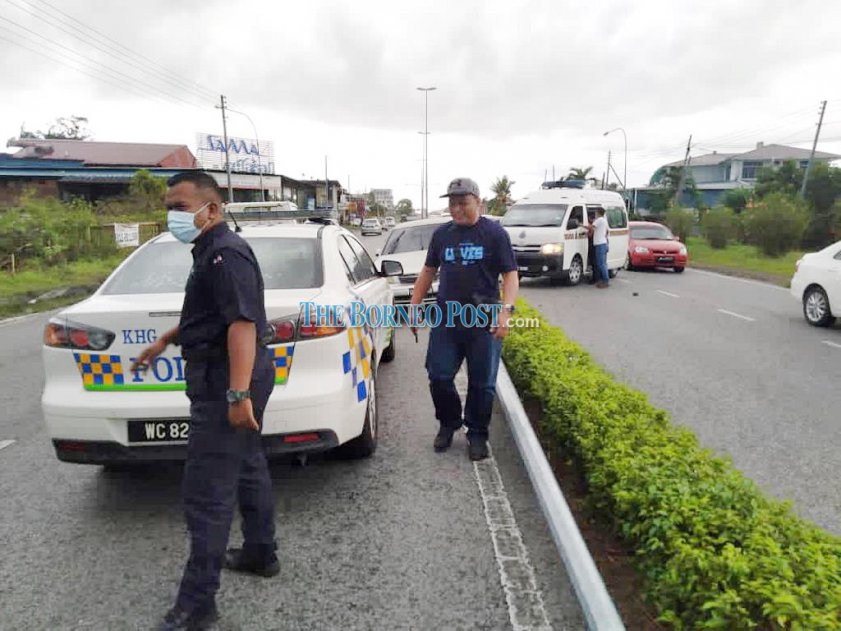 Lari Dikejar Kereta Polis, Kereta Tiga Suspek Rempuh Tiang Lampu. kredit gambar: Borneo post