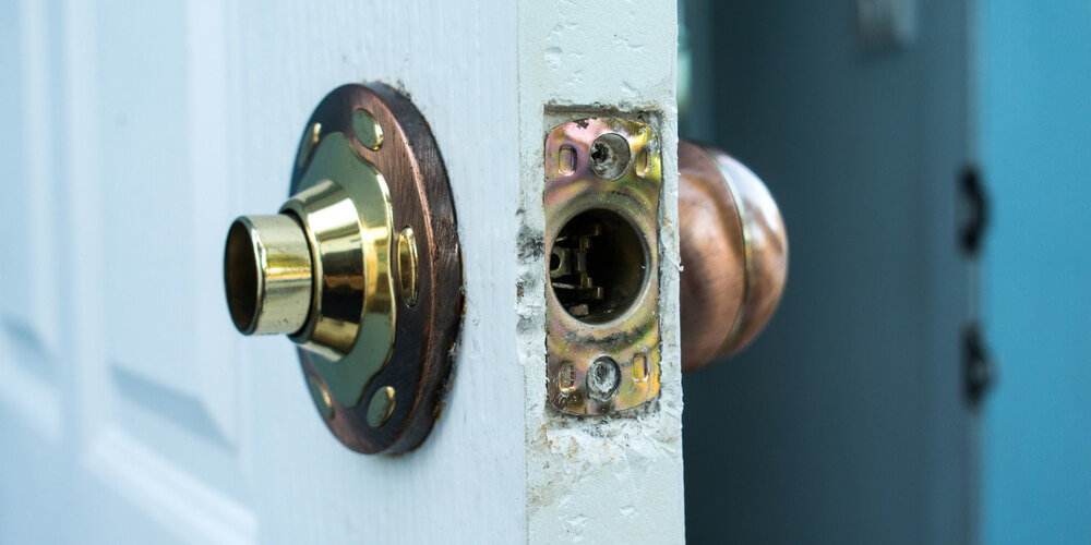 Akibat Tidak Diberi Wang, Penganggur Ini Mengamuk Dan Rosakkan Pintu