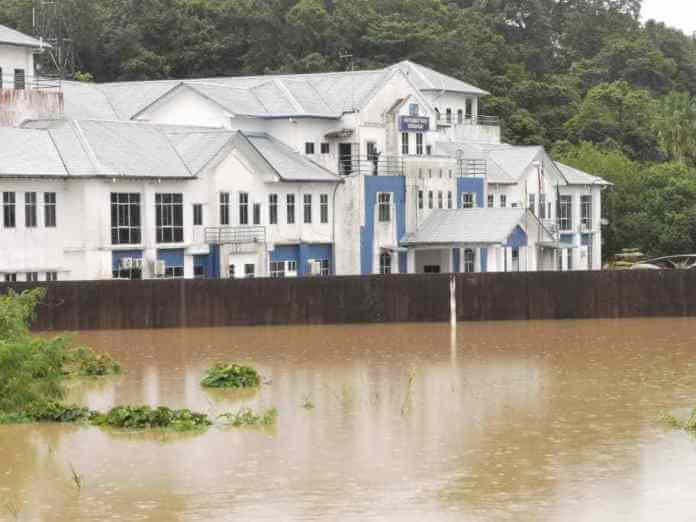 Bau-Kuching Terputus Hubungan Kerana Banjir Dan Tanah Runtuh