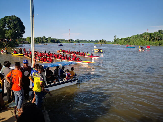 Lihat Gelagat Menghiburkan Pemuda Kampung Sejijak Buat Mini Regatta Sewaktu Banjir