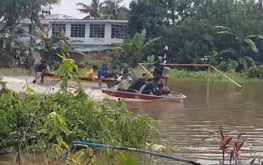 Lihat Gelagat Menghiburkan Pemuda Kampung Sejijak Buat Mini Regatta Sewaktu Banjir