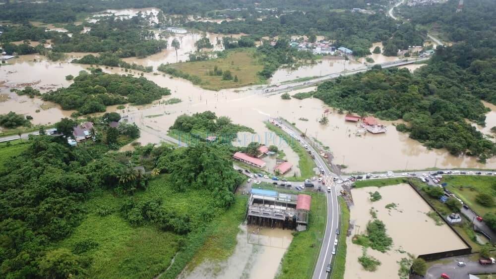 Bau-Kuching Terputus Hubungan Kerana Banjir Dan Tanah Runtuh