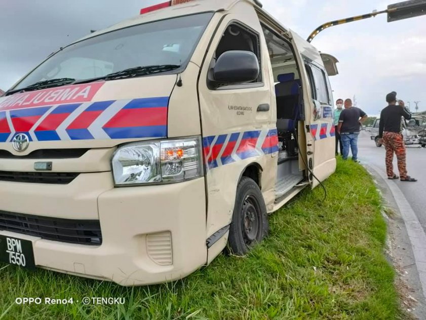 Kemalangan Antara Van Dan Ambulan Di Jalan Pending, Penumpang Van Cedera Parah