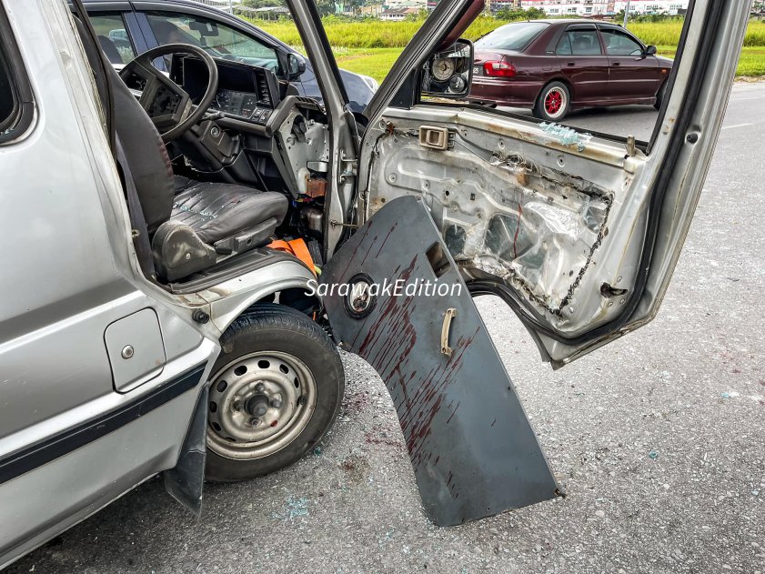 Kemalangan Antara Van Dan Ambulan Di Jalan Pending, Penumpang Van Cedera Parah