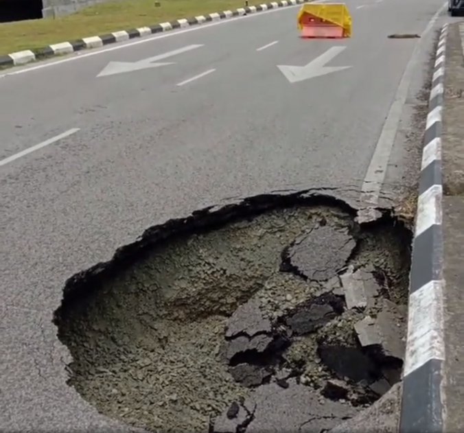 Mendapan Tanah Di Bulatan Kipali Akibatkan Lubang Besar Di Jalan Menuju Ke Matang